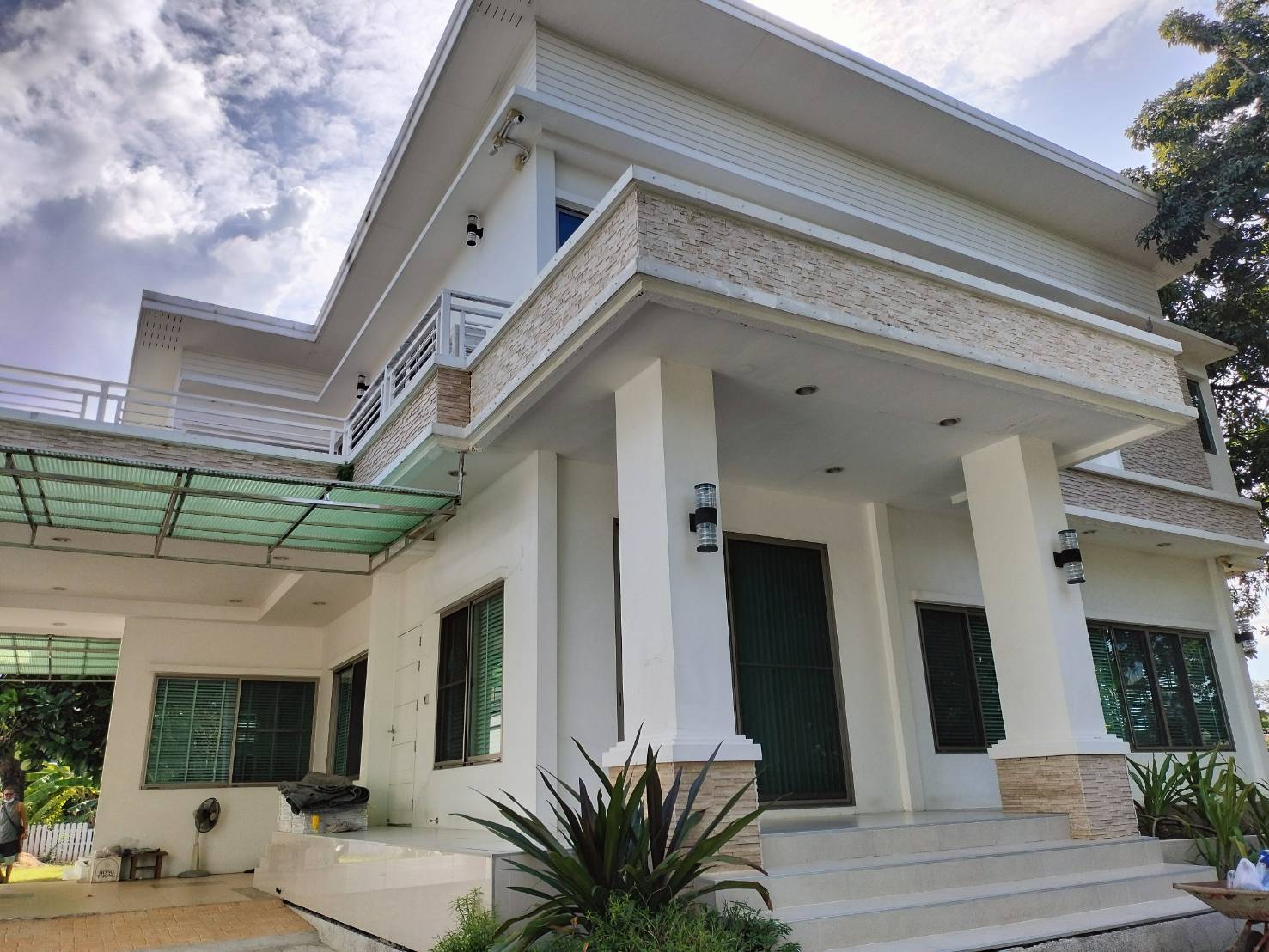 ที่ดินพร้อมบ้าน ติดทางขึ้นลงทางด่วนสุขาภิบาล 5-10