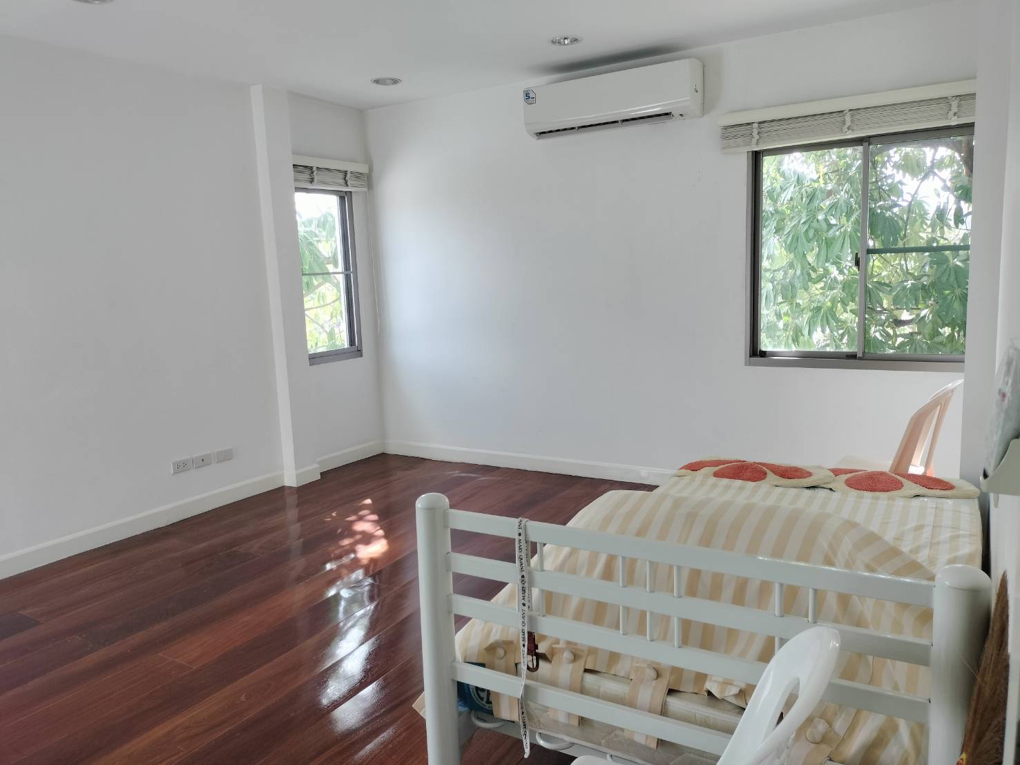 ที่ดินพร้อมบ้าน ติดทางขึ้นลงทางด่วนสุขาภิบาล 5-15