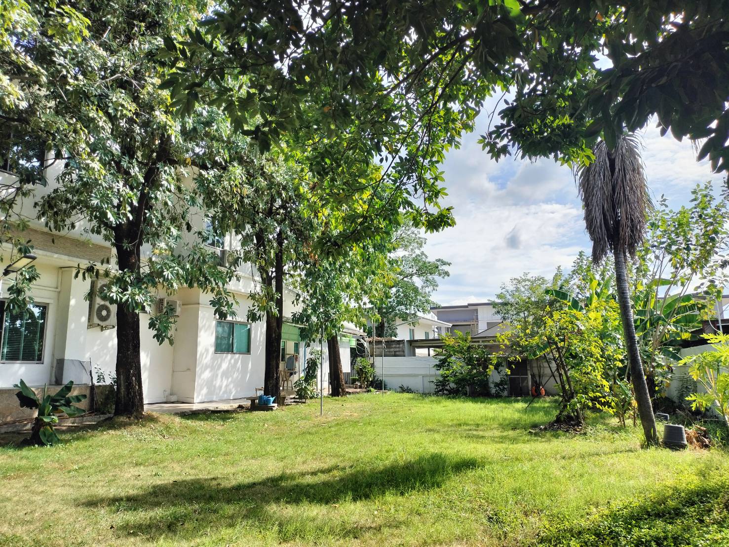 ที่ดินพร้อมบ้าน ติดทางขึ้นลงทางด่วนสุขาภิบาล 5-6