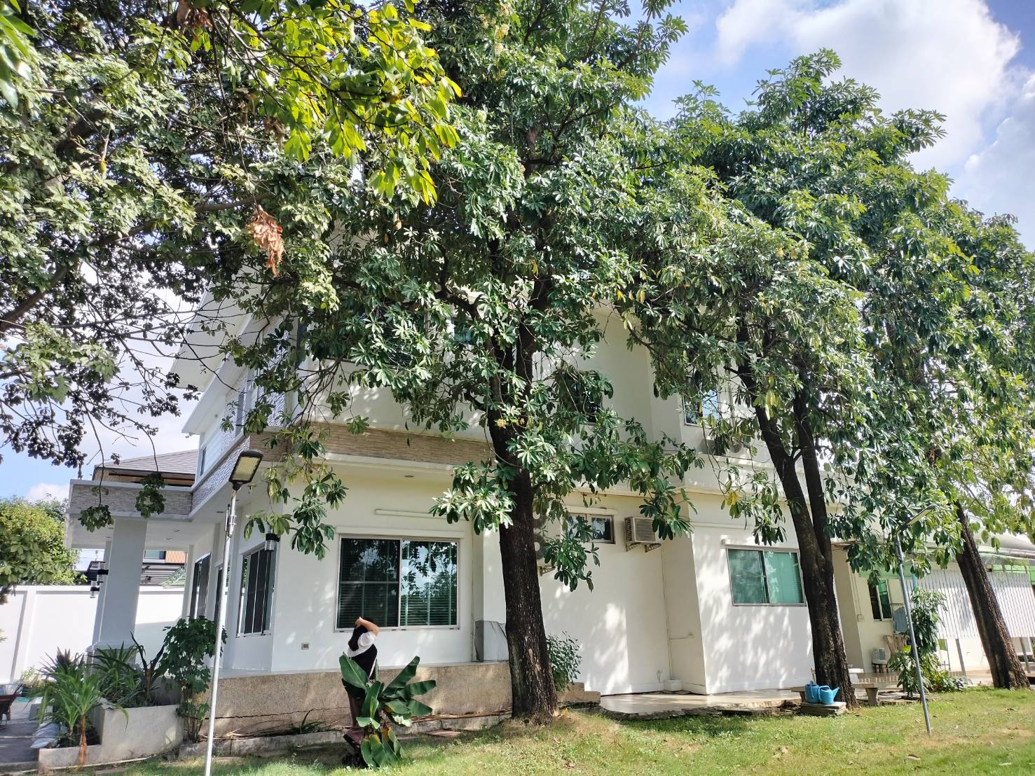 ที่ดินพร้อมบ้าน ติดทางขึ้นลงทางด่วนสุขาภิบาล 5-7